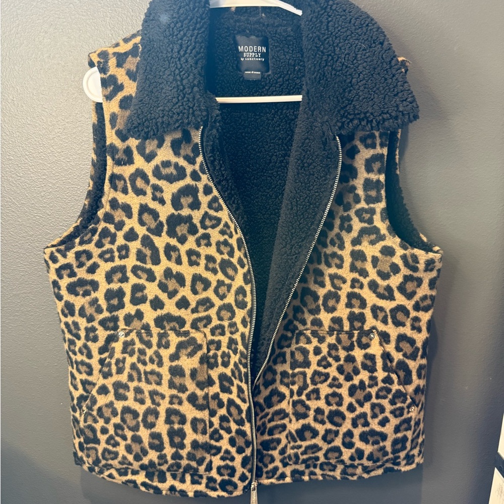 Modern Eternity Leopard Sherpa Vest in Black and Tan